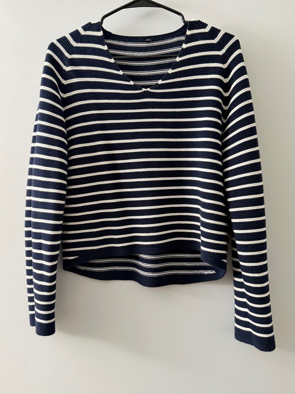 Uniqlo Size XS Women's Striped V Neck Long Sleeve Short Sweater Navy White Used